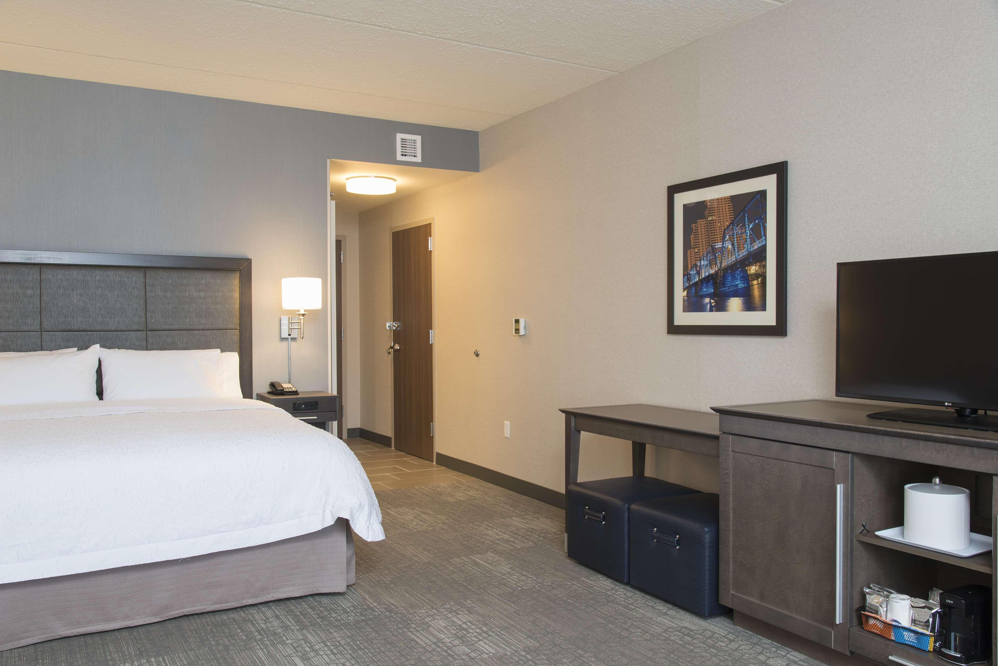 Hampton Inn & Suites Grand Rapids Downtown Exterior photo