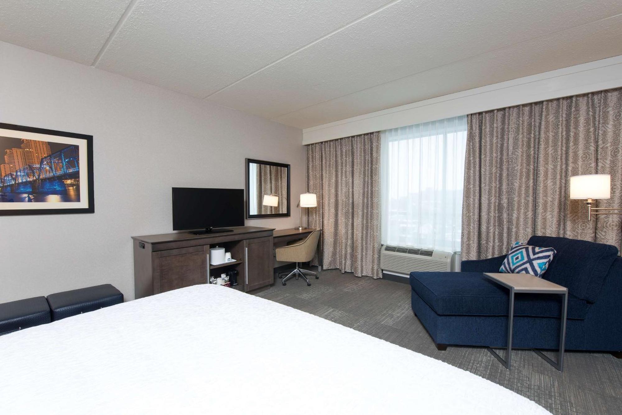 Hampton Inn & Suites Grand Rapids Downtown Exterior photo