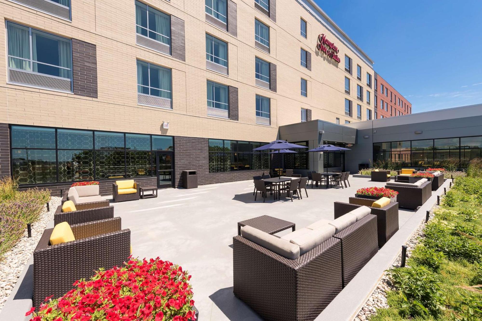 Hampton Inn & Suites Grand Rapids Downtown Exterior photo